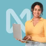 Mulher sorrindo segurando um notebook aberto na frente de um fundo azul com o logo da NextAge ao centro.