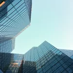 Edifícios corporativos modernos com fachadas de vidro representando empresas de tecnologia e fábricas de software no Brasil