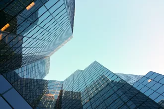 Edifícios corporativos modernos com fachadas de vidro representando empresas de tecnologia e fábricas de software no Brasil