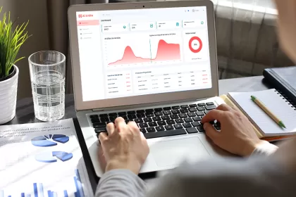 Pessoa mexendo no laptop com a tela dos gráficos do NextFlow AI, serviço da NextAge.