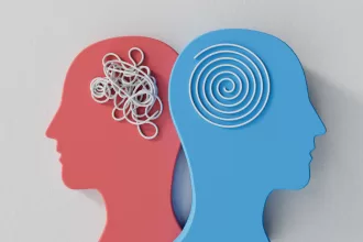 Ilustração conceitual mostrando dois perfis de cabeças humanas em relevo, uma vermelha e uma azul, voltadas para lados opostos. A cabeça vermelha contém um emaranhado de fios desordenados, enquanto a azul exibe um padrão espiral organizado, simbolizando a transição da confusão para o raciocínio lógico.