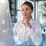 Profissional de tecnologia analisando fluxo de processos automatizados em tela com sobreposição de rede digital