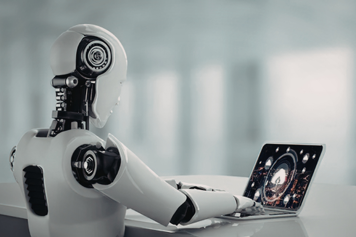 Robô humanóide usando laptop, representando automação com Machine Learning e Inteligência Artificial