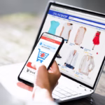 Usuário navegando em plataforma de marketplace personalizada no celular e no computador