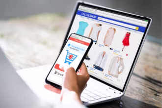 Usuário navegando em plataforma de marketplace personalizada no celular e no computador