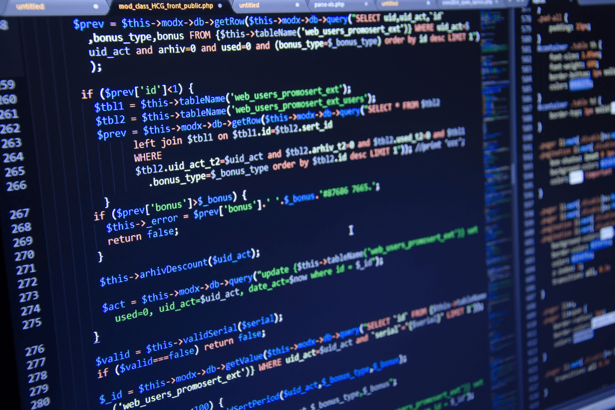 Tela de editor de código com linhas de programação em PHP, representando o desenvolvimento de software