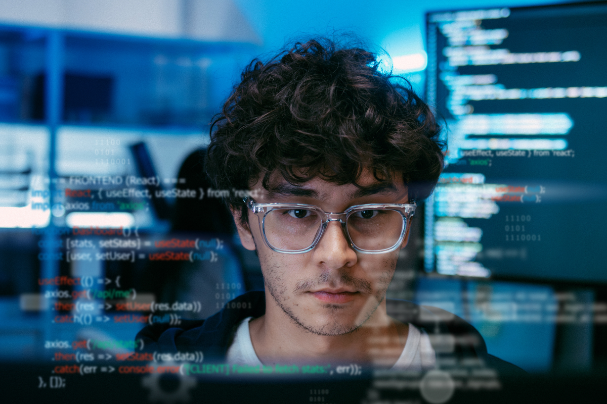 Desenvolvedor analisando código de sistema com linhas de programação sobrepostas na tela