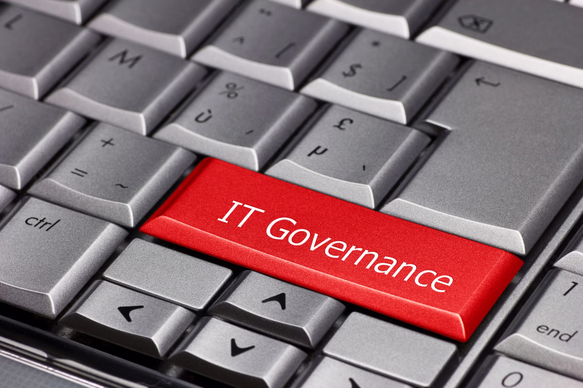 Equipe corporativa analisando relatórios e gráficos em reunião de governança de inteligência artificial