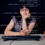 Desenvolvedora de software analisando código em tela — alocação de desenvolvedores para startups