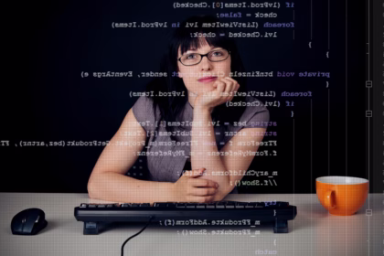 Desenvolvedora de software analisando código em tela — alocação de desenvolvedores para startups