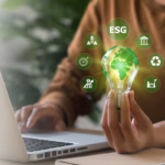 Pessoa usando notebook segura lâmpada com planeta verde e ícones de ESG, representando tecnologia, rastreabilidade e compliance no agronegócio.