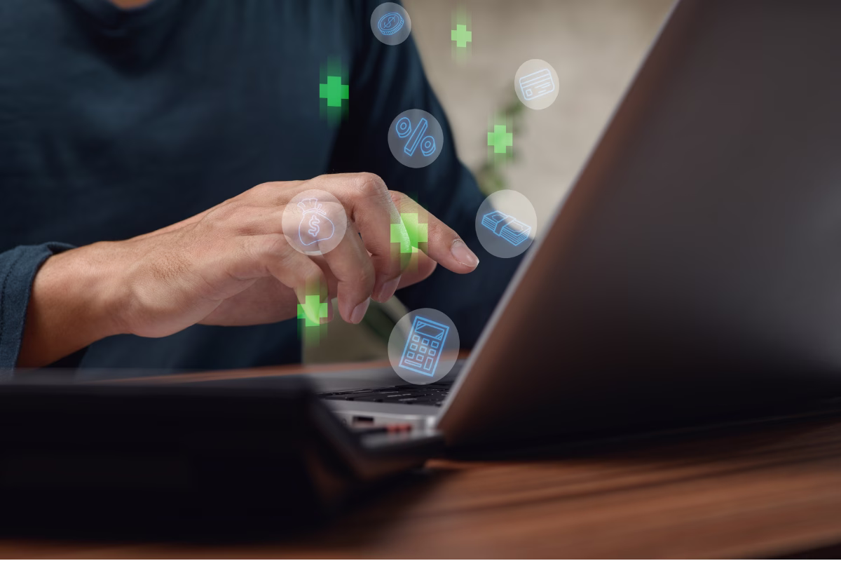 Profissional de tecnologia interagindo com ícones financeiros digitais — outsourcing de TI para fintechs