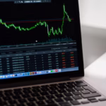 Tela com gráfico e dados de transações financeiras — tecnologia para fintechs e setor financeiro