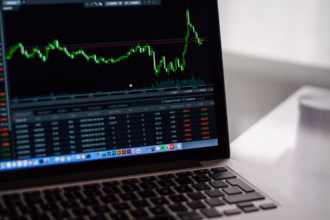 Tela com gráfico e dados de transações financeiras — tecnologia para fintechs e setor financeiro