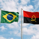 Bandeiras do Brasil e Angola representando empresas de outsourcing de TI para Angola