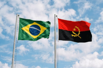 Bandeiras do Brasil e Angola representando empresas de outsourcing de TI para Angola