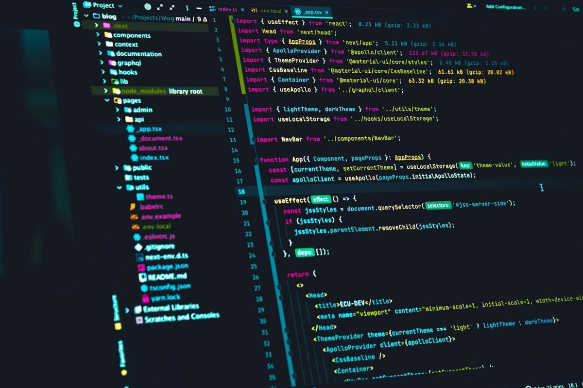 Tela de editor de código mostrando um projeto Next.js com TypeScript, estrutura de pastas e imports de bibliotecas React e Apollo