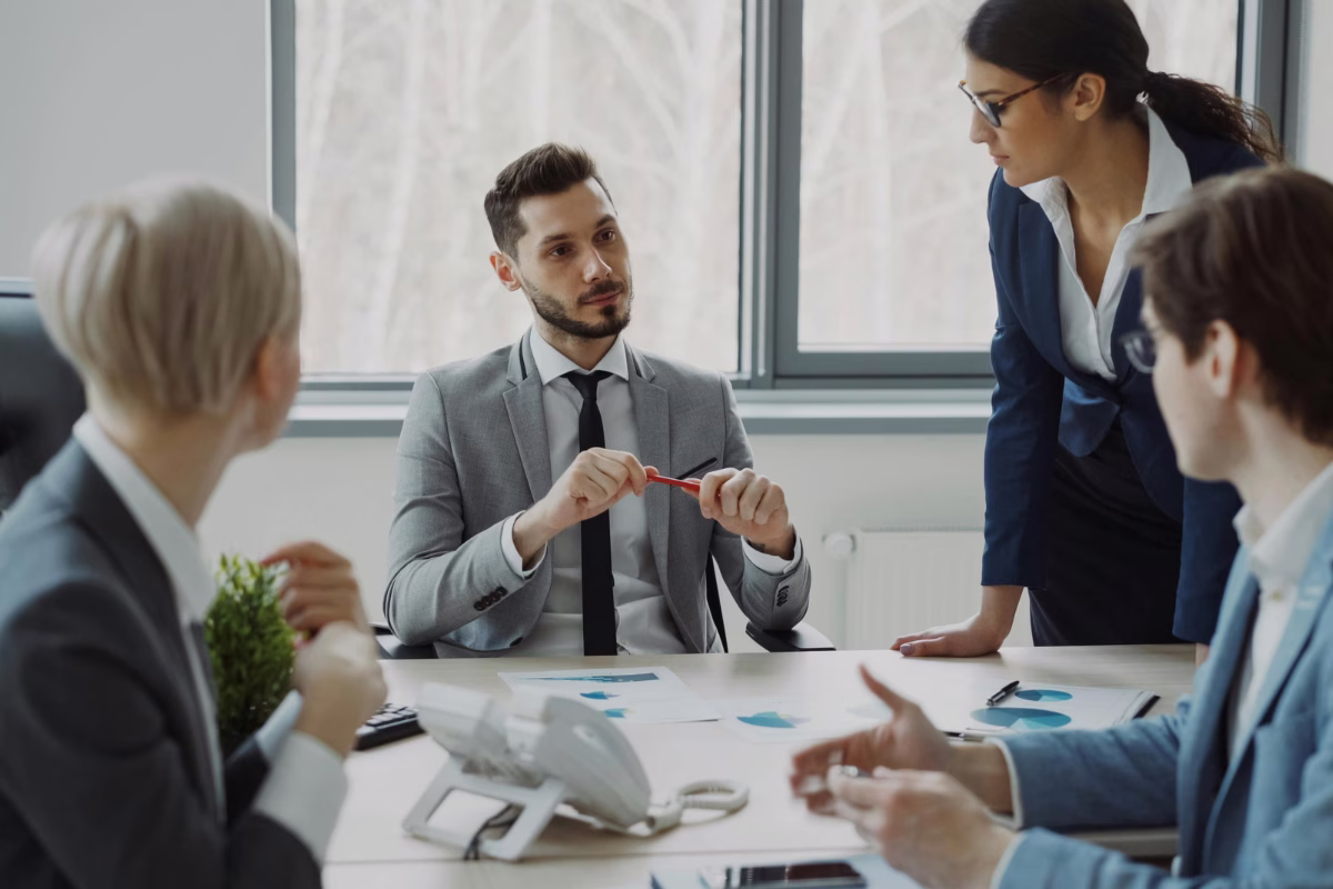 Gestores de tecnologia em reunião avaliando critérios para contratar squad as a service