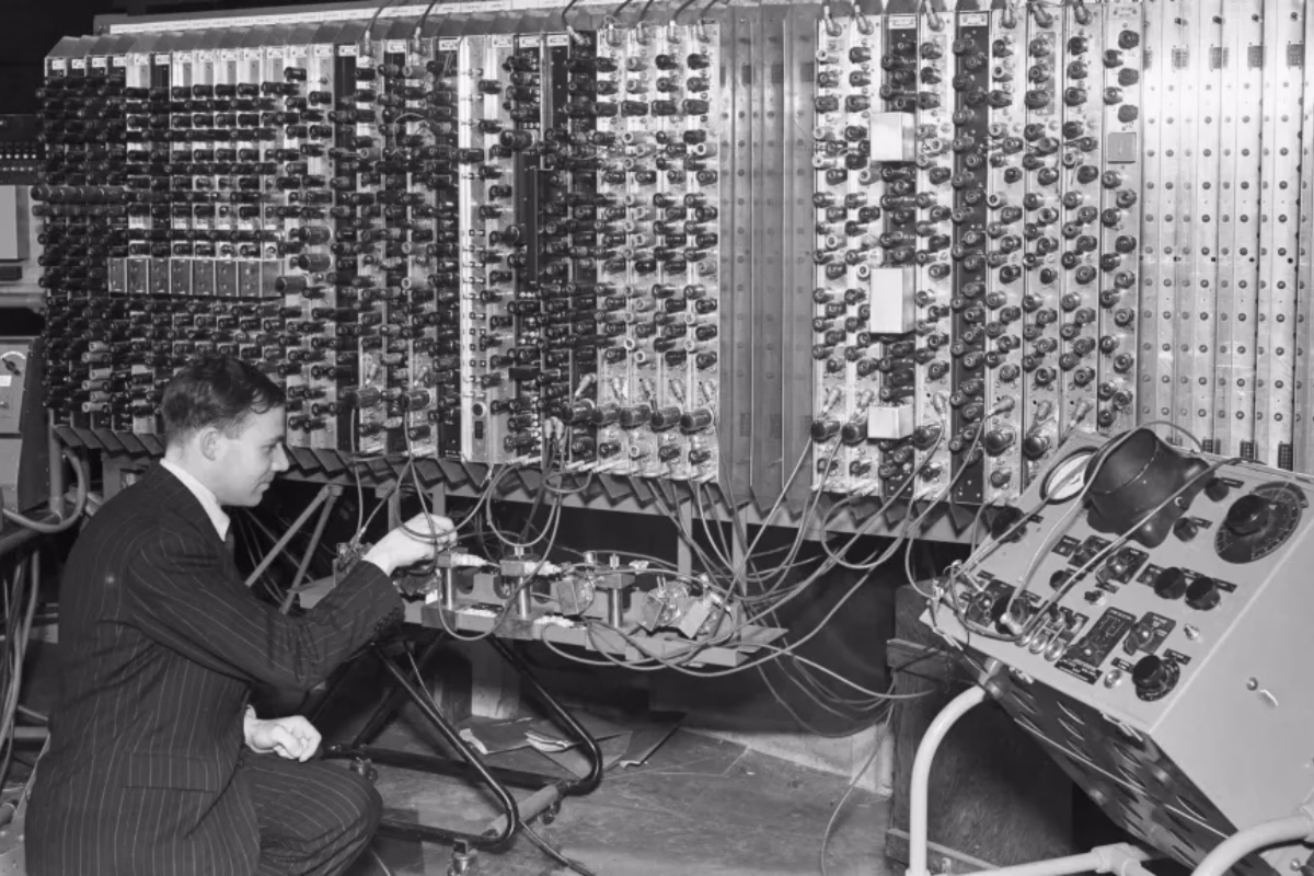 Technician operating one of the first large-scale computers, representing the technological context of Alan Turing's era and the development of modern computing