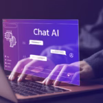 Close-up das mãos de uma pessoa digitando no teclado de um notebook. Uma interface holográfica roxa translúcida flutua sobre a tela, exibindo o texto "Chat AI" e caixas de diálogo simulando uma conversa com inteligência artificial.
