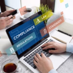 Profissional digitando em um laptop com elementos gráficos sobrepostos na tela exibindo as palavras Compliance, Regulations, Law e Standards, representando o ambiente de conformidade regulatória corporativa.