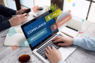 Profissional digitando em um laptop com elementos gráficos sobrepostos na tela exibindo as palavras Compliance, Regulations, Law e Standards, representando o ambiente de conformidade regulatória corporativa.