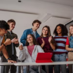 Um grupo de adolescentes utilizando tablet representando desenvolvimento de software para educação