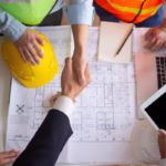 Aperto de mãos simbolizando a contratação de um ERP para construção civil