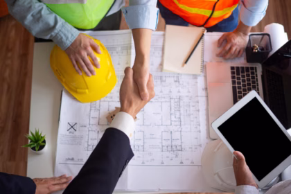 Aperto de mãos simbolizando a contratação de um ERP para construção civil