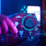 Mão de uma pessoa digitando em um teclado iluminado em tons de roxo e azul no escuro. Do lado direito, linhas de circuito impresso brilhantes conectam-se a ícones circulares flutuantes que representam elementos de jogos, como um dado em 3D no centro, um pódio, quebra-cabeças, uma lâmpada, um troféu e uma rede de contatos.