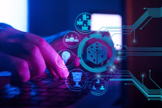 Mão de uma pessoa digitando em um teclado iluminado em tons de roxo e azul no escuro. Do lado direito, linhas de circuito impresso brilhantes conectam-se a ícones circulares flutuantes que representam elementos de jogos, como um dado em 3D no centro, um pódio, quebra-cabeças, uma lâmpada, um troféu e uma rede de contatos.