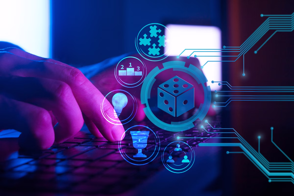 Mão de uma pessoa digitando em um teclado iluminado em tons de roxo e azul no escuro. Do lado direito, linhas de circuito impresso brilhantes conectam-se a ícones circulares flutuantes que representam elementos de jogos, como um dado em 3D no centro, um pódio, quebra-cabeças, uma lâmpada, um troféu e uma rede de contatos.