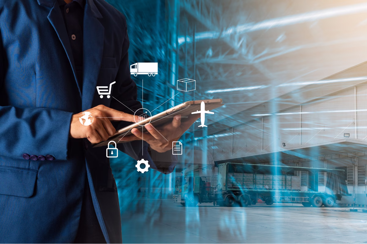 Gestor de logística usando tablet com ícones de transporte, remessas e documentos, representando automação de processos logísticos com RPA em centro de distribuição