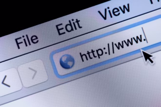 Close-up da tela de um monitor mostrando a barra de endereço de um navegador web antigo ou clássico. O cursor do mouse em formato de seta preta aponta para o campo de texto que exibe o início de uma URL com "http://www. ", evidenciando os pixels da tela e o menu superior com as opções File, Edit e View.