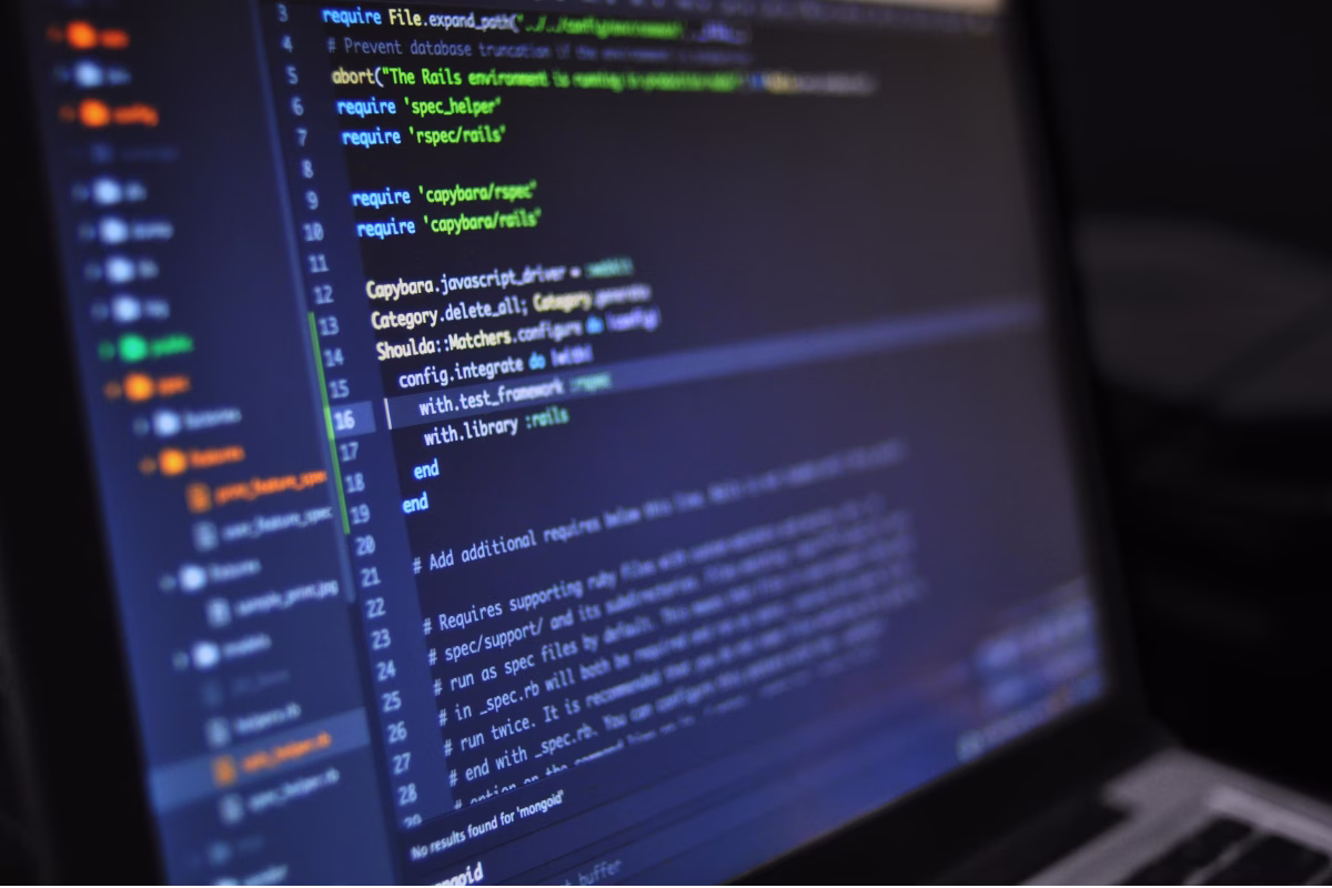 Tela de computador exibindo código de programação em editor com tema escuro