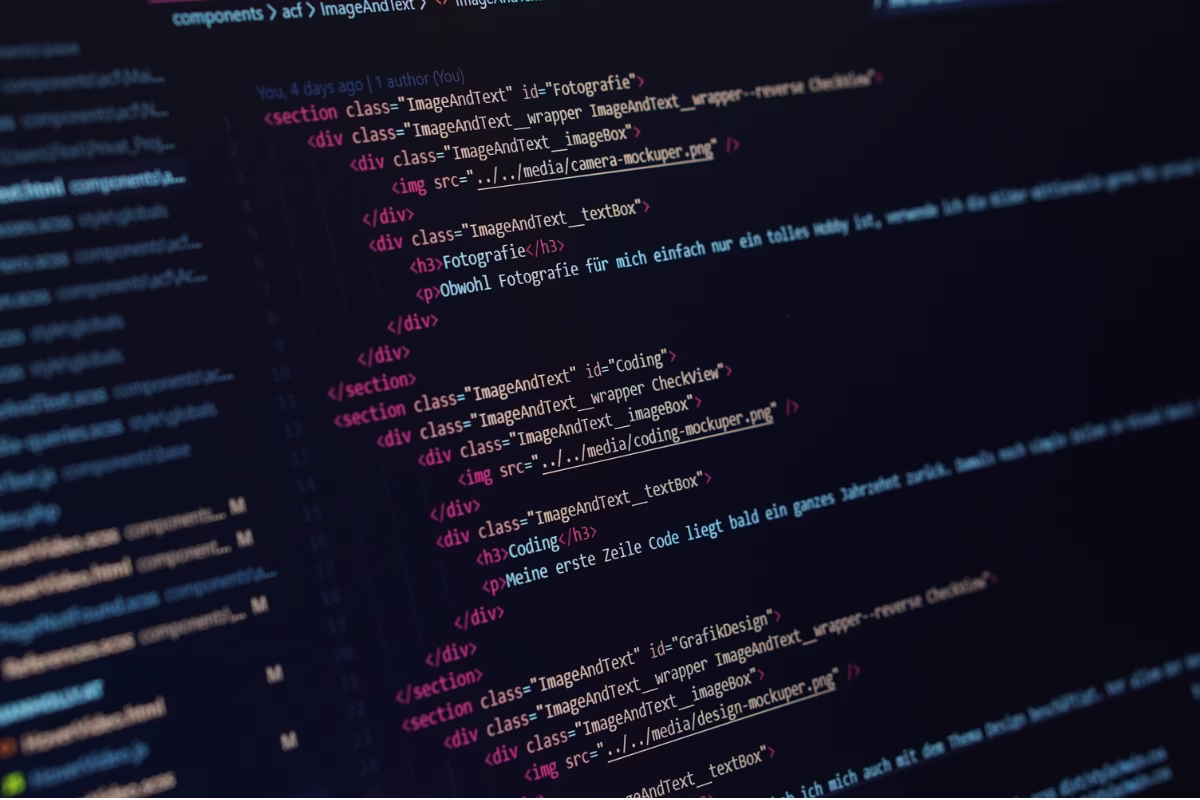 Tela de editor de código exibindo marcação HTML com histórico de autoria e alterações recentes, representando a revisão de código como evidência concreta de processo de qualidade.
