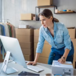 Uma mulher de blusa azul mexendo no computador representando desenvolvimento de software para pequenas empresas