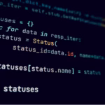 Tela de editor de código com linhas de programação em Python assíncrono sobre fundo escuro, representando o desenvolvimento de software