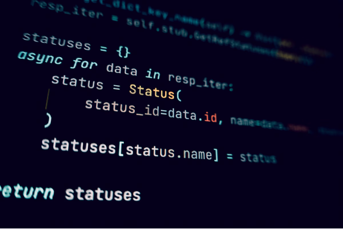 Tela de editor de código com linhas de programação em Python assíncrono sobre fundo escuro, representando o desenvolvimento de software