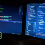 Logotipo do Node.js sobre dois monitores exibindo código JavaScript de backend em ambiente de desenvolvimento