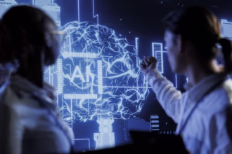 Duas engenheiras de software olhando para uma tela azul escrita "AI" representando o que muda com a IA generativa até 2027