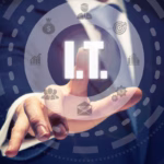 Executivo de terno aponta para o texto "I.T." em um painel digital com ícones de tecnologia, gestão e negócios, representando as áreas de TI em alta para 2027.