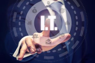 Executivo de terno aponta para o texto "I.T." em um painel digital com ícones de tecnologia, gestão e negócios, representando as áreas de TI em alta para 2027.