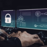 Mãos digitando em notebook com interface digital sobrepondo cadeado e painel de configurações, representando a segurança do código gerado por IA