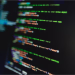 Close-up de tela de computador exibindo código Python, com script que processa dados em formato JSON