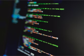 Close-up de tela de computador exibindo código Python, com script que processa dados em formato JSON
