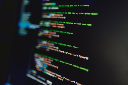 Close-up de tela de computador exibindo código Python, com script que processa dados em formato JSON