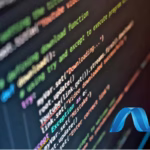 Tela de computador com linhas de código coloridas em um editor e o logotipo do .NET no canto, ilustrando desenvolvimento .NET.
