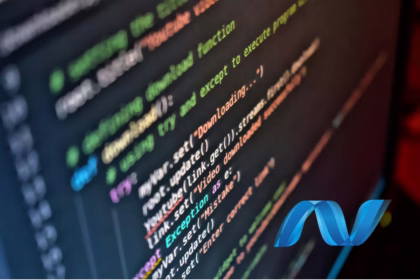 Tela de computador com linhas de código coloridas em um editor e o logotipo do .NET no canto, ilustrando desenvolvimento .NET.