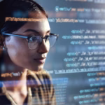 Desenvolvedora Vue.js analisando código HTML em overlay holográfico, representando o trabalho de programação em projetos de desenvolvimento de software